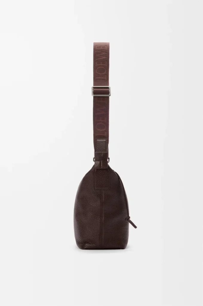 Kleine Cubi Crossbody-Tasche aus geschmeidigem genarbtem Kalbsleder in Oxblood
