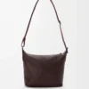 Kleine Cubi Crossbody-Tasche aus geschmeidigem genarbtem Kalbsleder in Oxblood