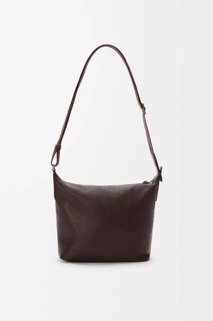 Kleine Cubi Crossbody-Tasche aus geschmeidigem genarbtem Kalbsleder in Oxblood