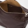 Kleine Cubi Crossbody-Tasche aus geschmeidigem genarbtem Kalbsleder in Oxblood
