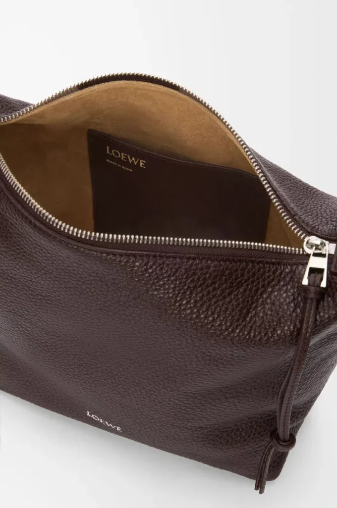 Kleine Cubi Crossbody-Tasche aus geschmeidigem genarbtem Kalbsleder in Oxblood