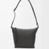 Kleine Cubi Crossbody-Tasche aus geschmeidigem, glattem Kalbsleder und Jacquard in Dunkelgrau