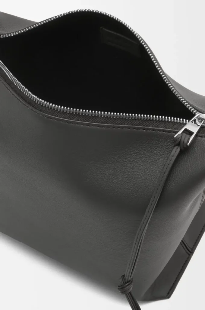 Kleine Cubi Crossbody-Tasche aus geschmeidigem, glattem Kalbsleder und Jacquard in Dunkelgrau