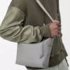 Kleine Cubi-Umhängetasche aus geschmeidigem, glattem Kalbsleder und Jacquard in Asphalt Grey
