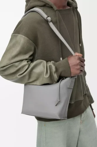 Kleine Cubi-Umhängetasche aus geschmeidigem, glattem Kalbsleder und Jacquard in Asphalt Grey