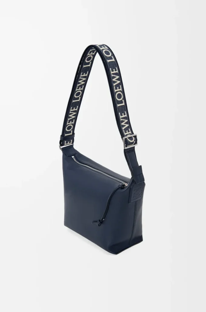 Kleine Cubi-Umhängetasche aus geschmeidigem, glattem Kalbsleder und Jacquard in Deep Navy