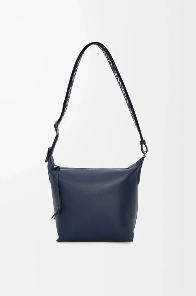 Kleine Cubi-Umhängetasche aus geschmeidigem, glattem Kalbsleder und Jacquard in Deep Navy