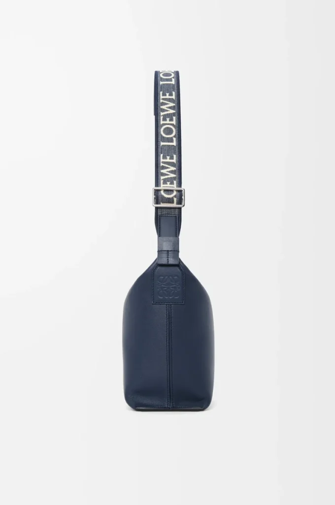 Kleine Cubi-Umhängetasche aus geschmeidigem, glattem Kalbsleder und Jacquard in Deep Navy