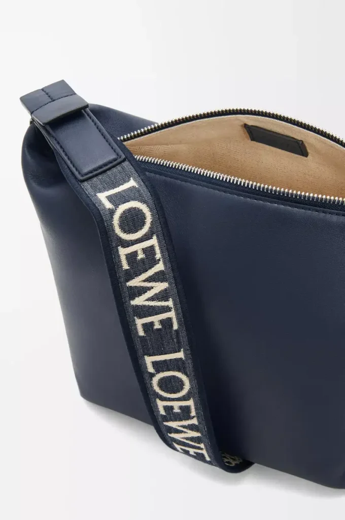 Kleine Cubi-Umhängetasche aus geschmeidigem, glattem Kalbsleder und Jacquard in Deep Navy