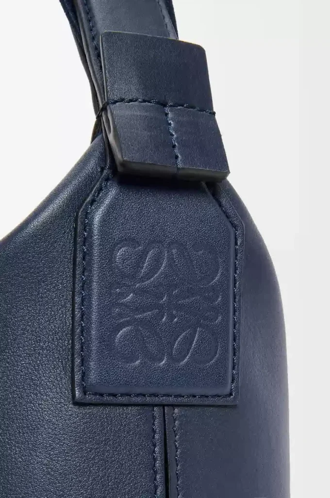 Kleine Cubi-Umhängetasche aus geschmeidigem, glattem Kalbsleder und Jacquard in Deep Navy