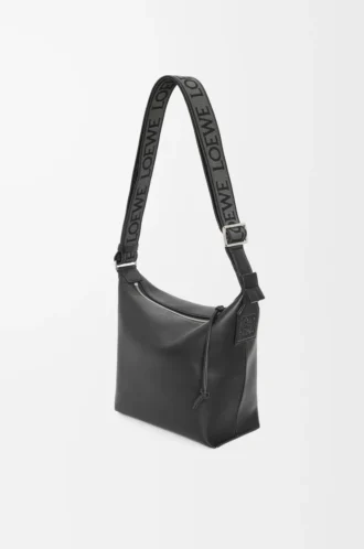 Kleine Cubi-Umhängetasche aus geschmeidigem, glattem Kalbsleder und Jacquard in Schwarz