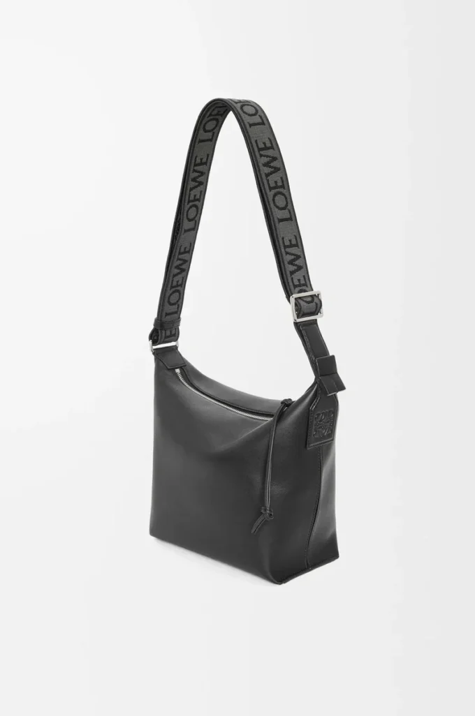 Kleine Cubi-Umhängetasche aus geschmeidigem, glattem Kalbsleder und Jacquard in Schwarz