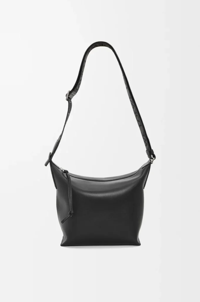 Kleine Cubi-Umhängetasche aus geschmeidigem, glattem Kalbsleder und Jacquard in Schwarz