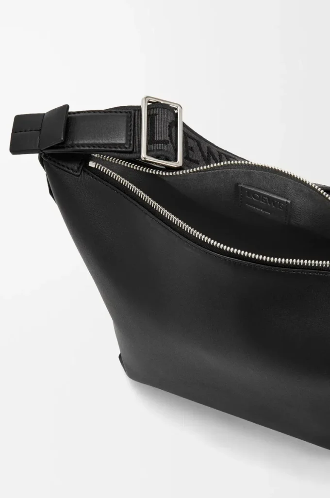 Kleine Cubi-Umhängetasche aus geschmeidigem, glattem Kalbsleder und Jacquard in Schwarz