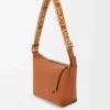 Kleine Cubi-Umhängetasche aus geschmeidigem, glattem Kalbsleder und Jacquard in Tan