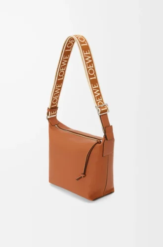 Kleine Cubi-Umhängetasche aus geschmeidigem, glattem Kalbsleder und Jacquard in Tan
