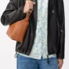 Kleine Cubi-Umhängetasche aus geschmeidigem, glattem Kalbsleder und Jacquard in Tan