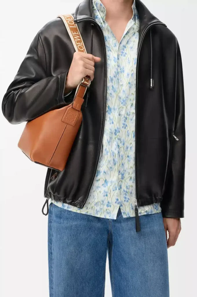 Kleine Cubi-Umhängetasche aus geschmeidigem, glattem Kalbsleder und Jacquard in Tan