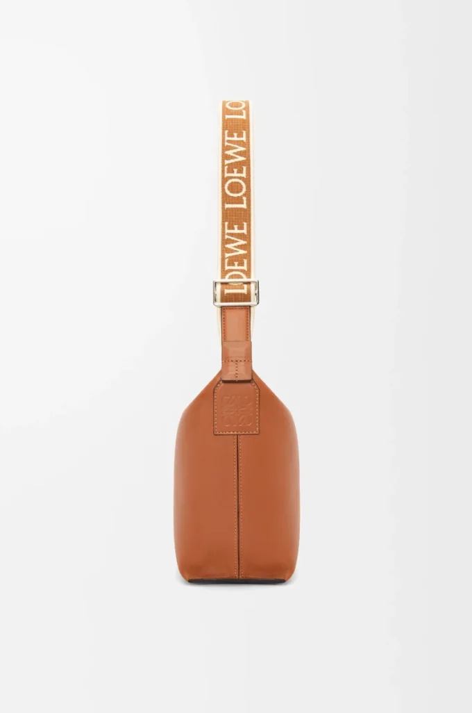 Kleine Cubi-Umhängetasche aus geschmeidigem, glattem Kalbsleder und Jacquard in Tan