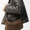 Kleine Featherlight Puzzle-Tasche aus genarbtem Nubukleder in Tundra
