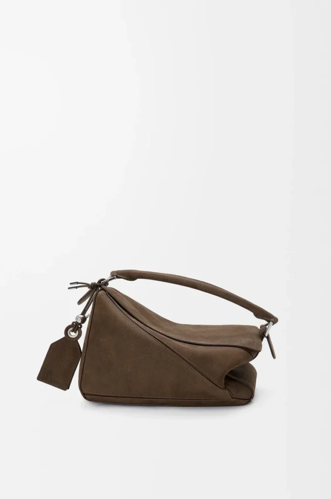 Kleine Featherlight Puzzle-Tasche aus genarbtem Nubukleder in Tundra