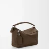 Kleine Featherlight Puzzle-Tasche aus genarbtem Nubukleder in Tundra