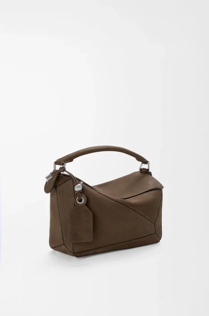 Kleine Featherlight Puzzle-Tasche aus genarbtem Nubukleder in Tundra
