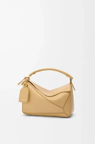 Kleine, federleichte Puzzle-Tasche aus Nappalammleder in Dark Butter