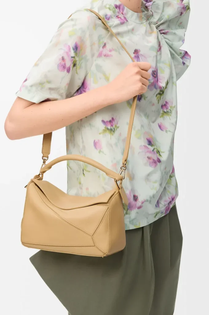 Kleine, federleichte Puzzle-Tasche aus Nappalammleder in Dark Butter