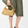 Kleine, federleichte Puzzle-Tasche aus Nappalammleder in Dark Butter