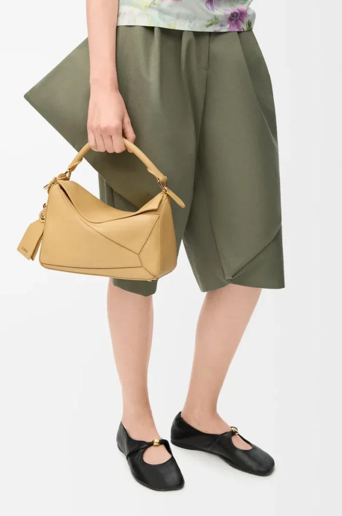 Kleine, federleichte Puzzle-Tasche aus Nappalammleder in Dark Butter