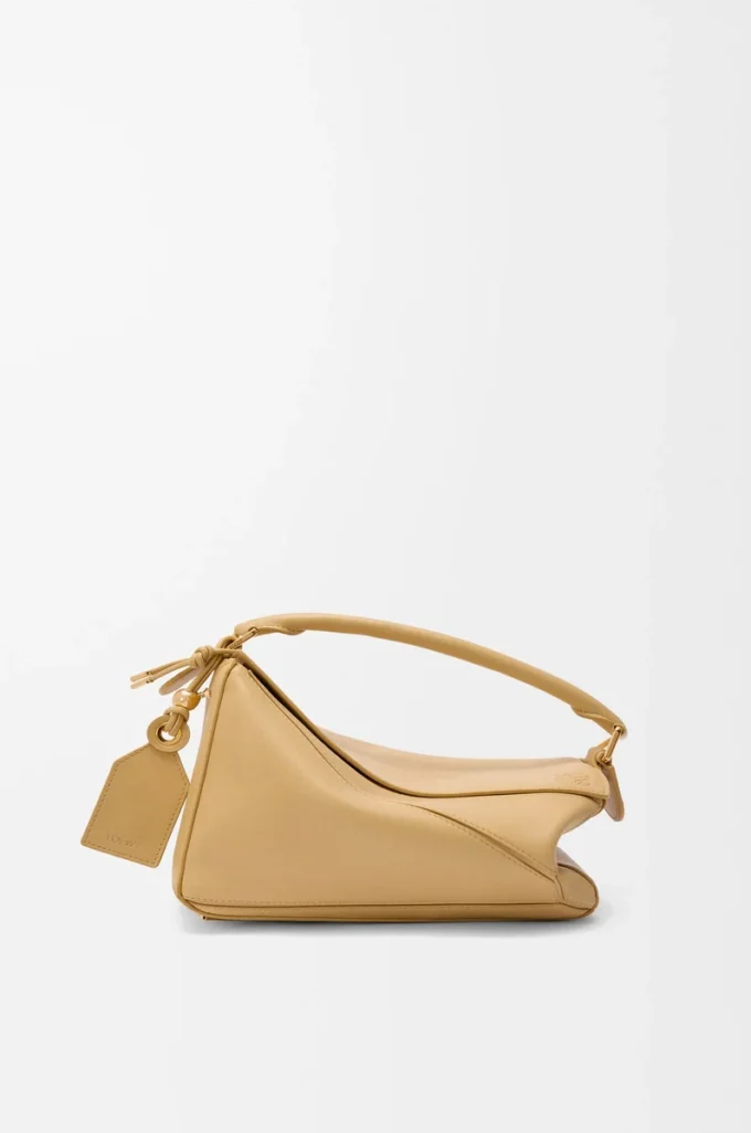 Kleine, federleichte Puzzle-Tasche aus Nappalammleder in Dark Butter