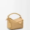 Kleine, federleichte Puzzle-Tasche aus Nappalammleder in Dark Butter