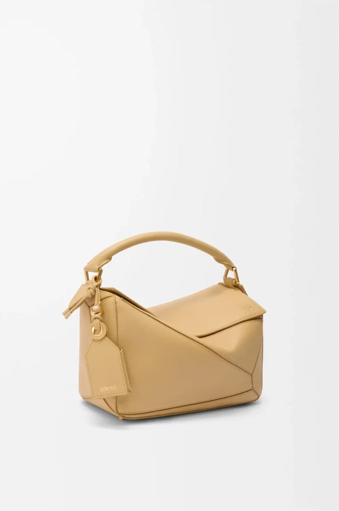 Kleine, federleichte Puzzle-Tasche aus Nappalammleder in Dark Butter