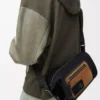 Kleine Flex Loop Bucket Bag aus Canvas und Wildleder in Schwarz/Dunkelgold