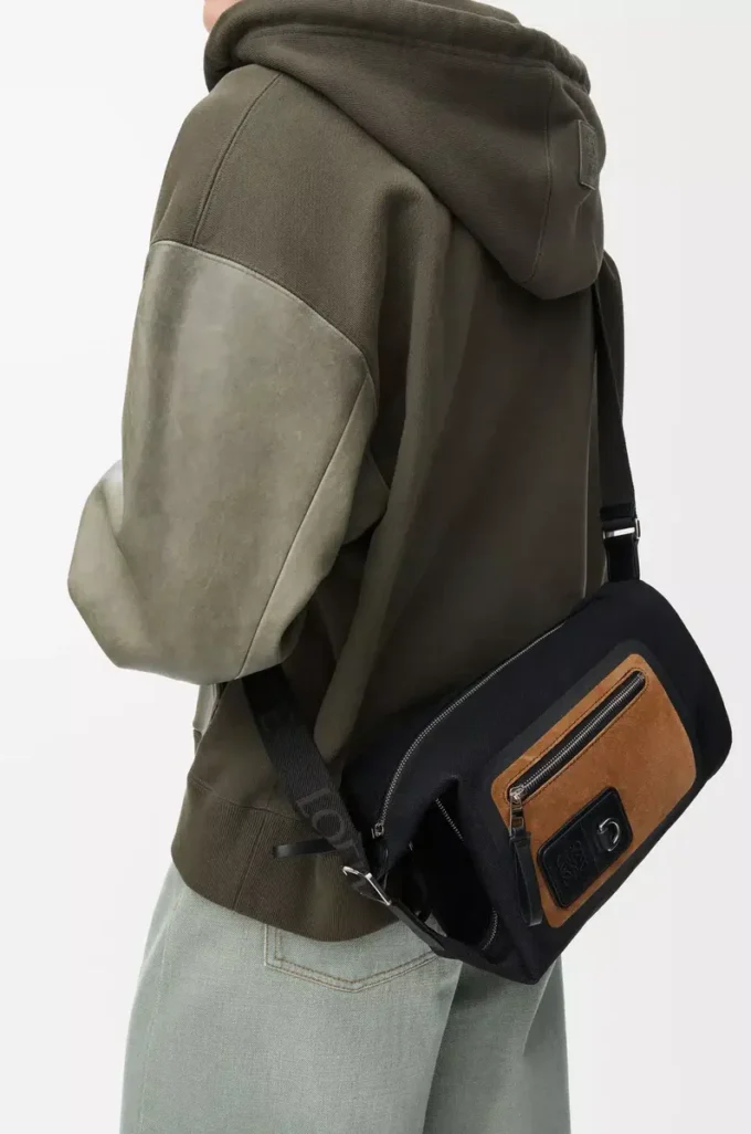 Kleine Flex Loop Bucket Bag aus Canvas und Wildleder in Schwarz/Dunkelgold