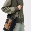 Kleine Flex Loop Bucket Bag aus Canvas und Wildleder in Schwarz/Dunkelgold