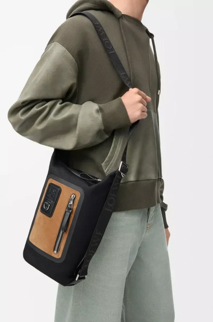 Kleine Flex Loop Bucket Bag aus Canvas und Wildleder in Schwarz/Dunkelgold