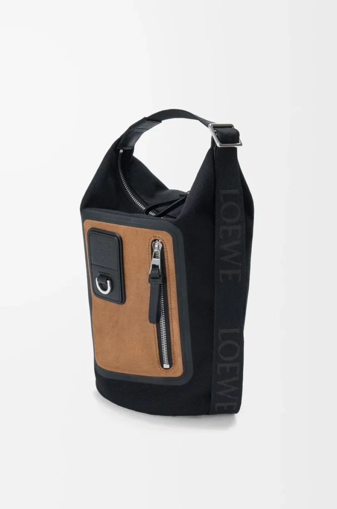 Kleine Flex Loop Bucket Bag aus Canvas und Wildleder in Schwarz/Dunkelgold