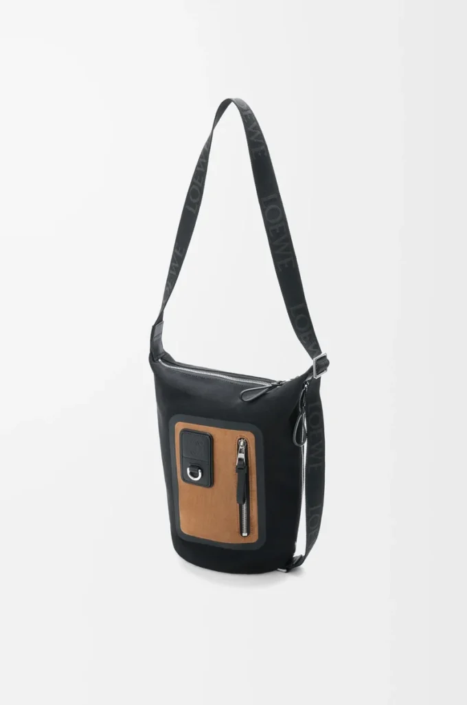 Kleine Flex Loop Bucket Bag aus Canvas und Wildleder in Schwarz/Dunkelgold