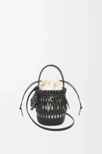 Kleine Fringe Bucket Bag aus Kalbsleder Schwarz
