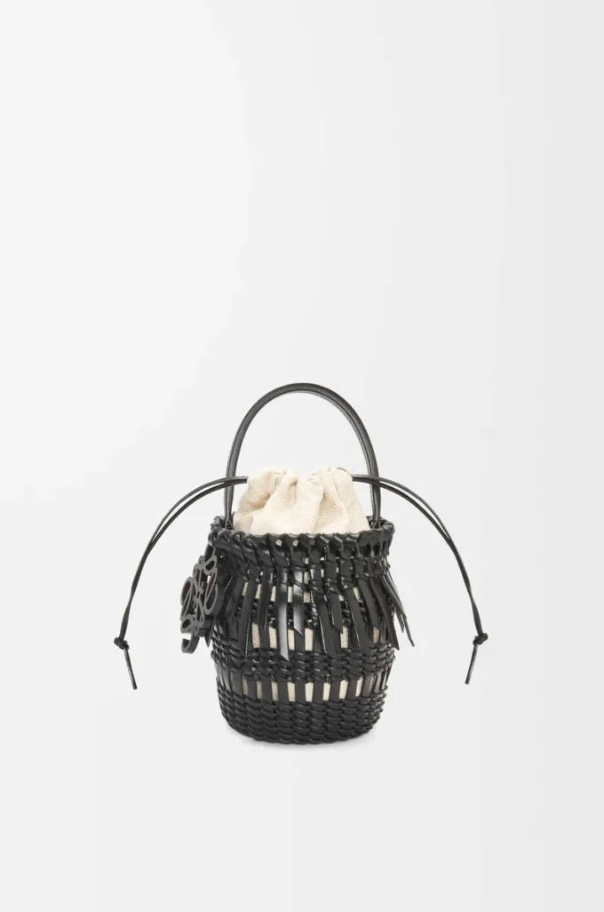 Kleine Fringe Bucket Bag aus Kalbsleder Schwarz
