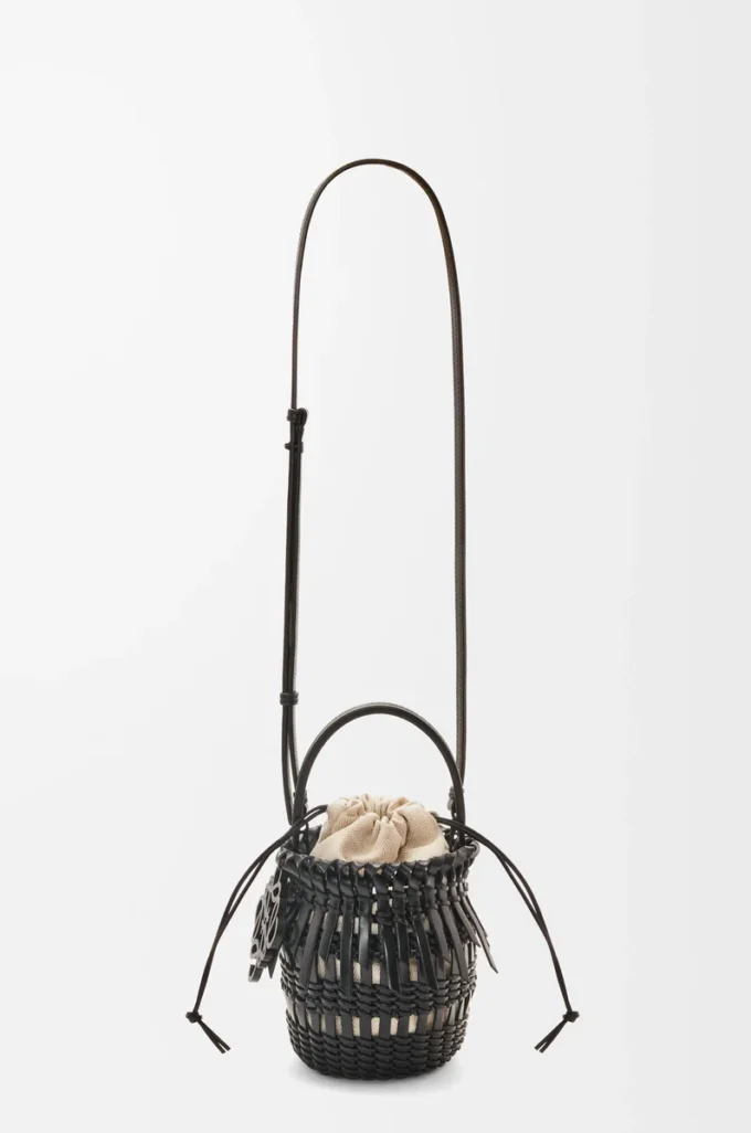 Kleine Fringe Bucket Bag aus Kalbsleder Schwarz