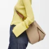 Kleine Hammock-Tasche aus weichem genarbtem Kalbsleder in Sand
