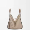 Kleine Hammock-Tasche aus weichem genarbtem Kalbsleder in Sand