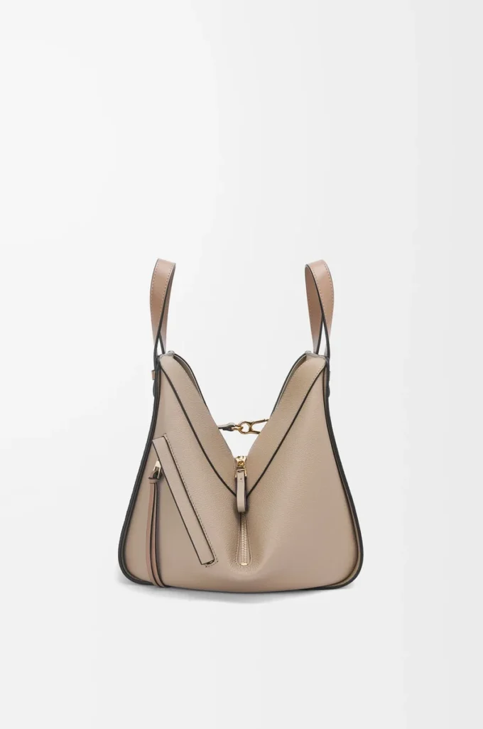 Kleine Hammock-Tasche aus weichem genarbtem Kalbsleder in Sand