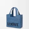Kleine LOEWE Font-Tasche aus Raffia Hellblau