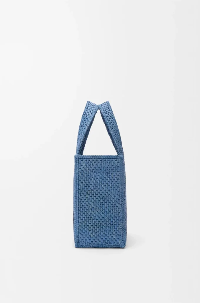 Kleine LOEWE Font-Tasche aus Raffia Hellblau