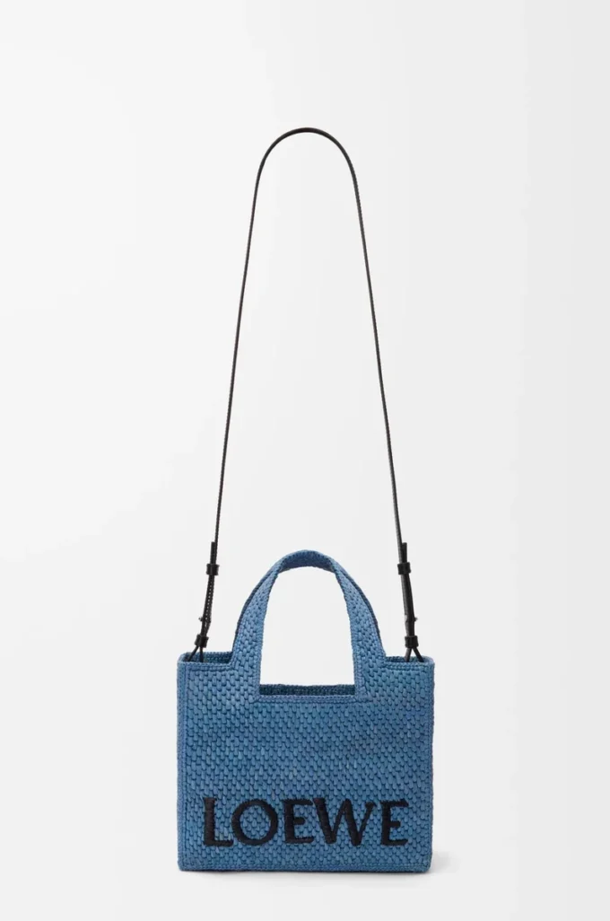 Kleine LOEWE Font-Tasche aus Raffia Hellblau
