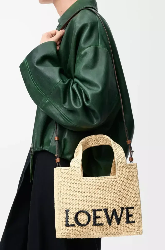 Kleine LOEWE Font-Tasche aus Raffia in Natur